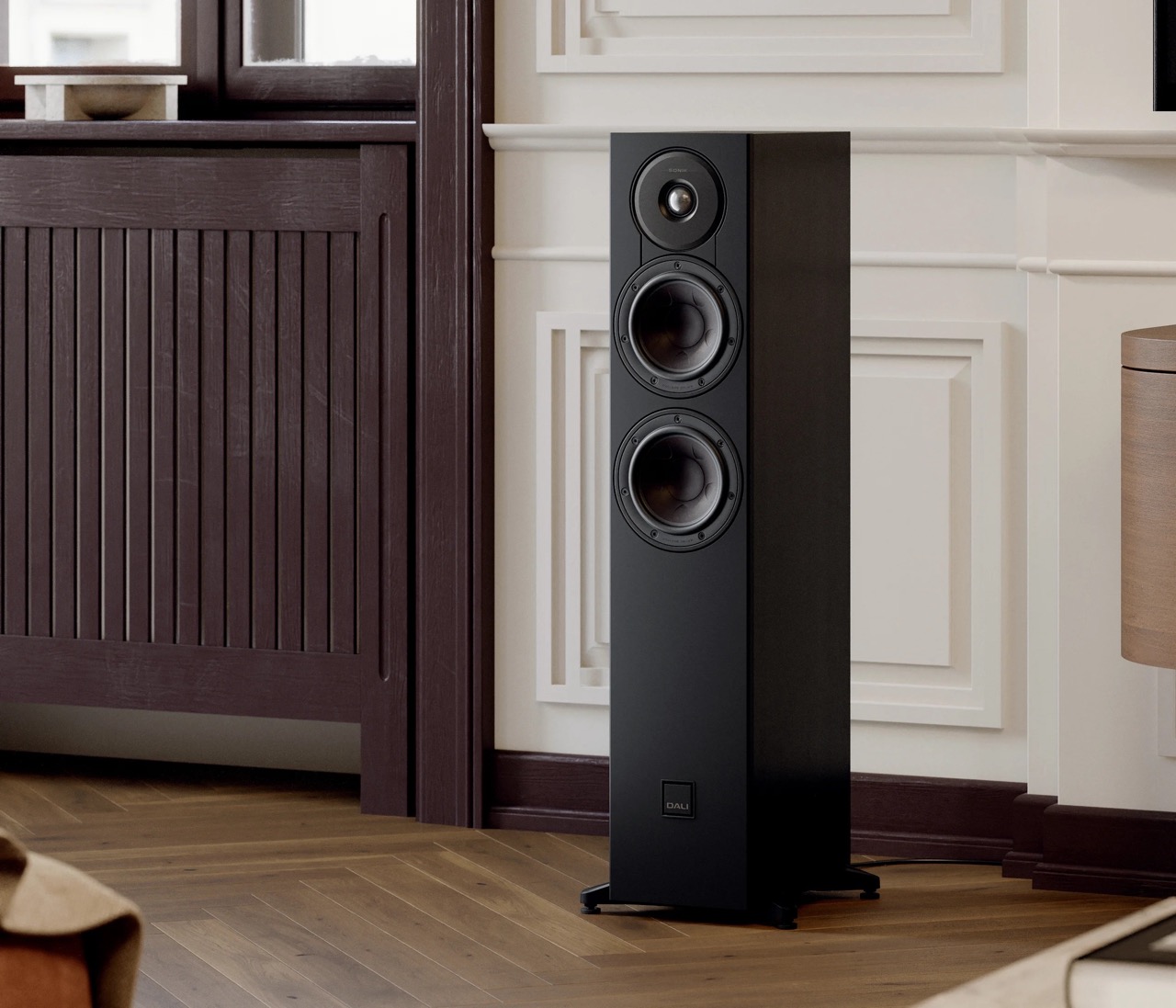 Gro_(imgi_25_SONIK-5_Black-Ash_Lifestyle_TV_Surround)